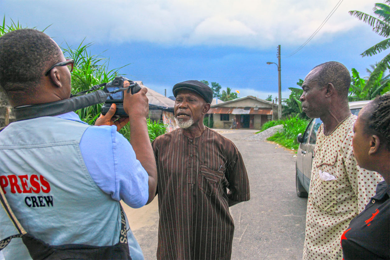 The Make Big Polluters Pay coalition in Africa speaking to a community member in Iwerekhan Community